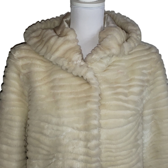 Cream Faux Fur Textured Hooded Jacket Sz Small Button Up Lined Cozy Winter Coat - Picture 2 of 16